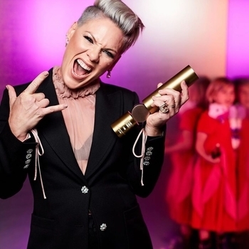 Pink feat. Khalid – Hurts 2B Human (грустная музыка 2019)
