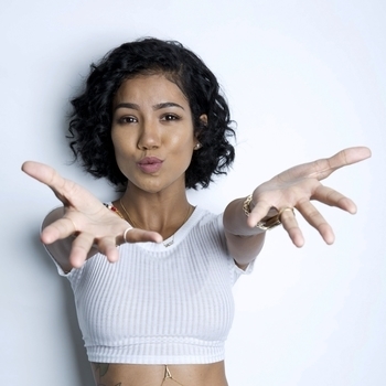 Jhene Aiko – New Balance (Trip 2017)