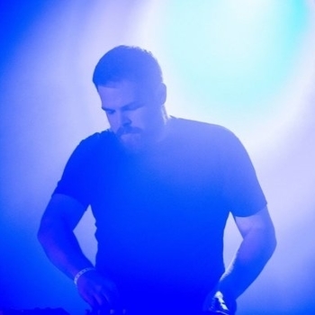 Com Truise – Cyanide Sisters