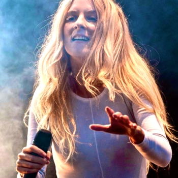 iamamiwhoami – blue blue