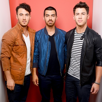 Jonas Brothers – What A Man Gotta Do