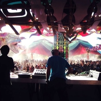 Circuit Breakers – Square Stomp (Outside The Universe Remix)