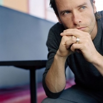 Guy Pearce – Dirty Windows