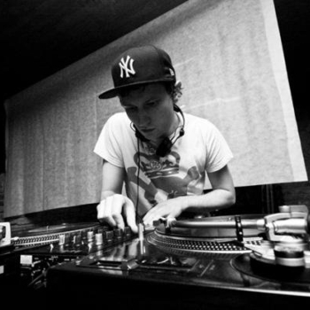Toy – She's Over My Head