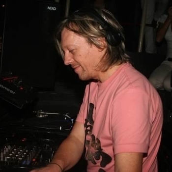 Mory Klein – Cap to the bass