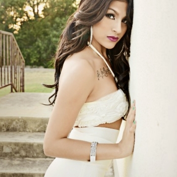 Paula DeAnda – Shut Up & Love Me