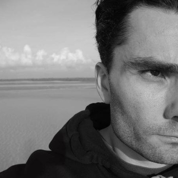 Paul Nazca – Pose