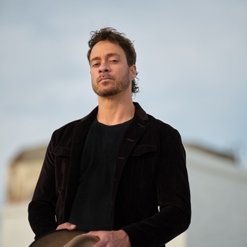 Amos Lee – Jails And Bombs