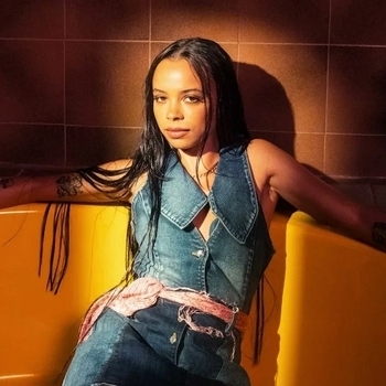 Clementine Douglas feat Jack Wins, Sjay Music – Black Light (Single 2022)