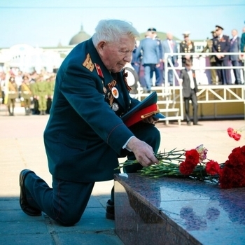 Поклонимся великим тем годам